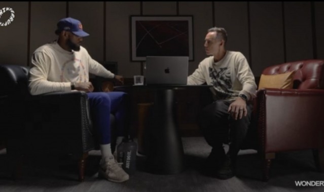 华体会体育APP-詹姆斯：只要辅助手伸直了推开对手就是进攻犯规 可以用肩膀对抗